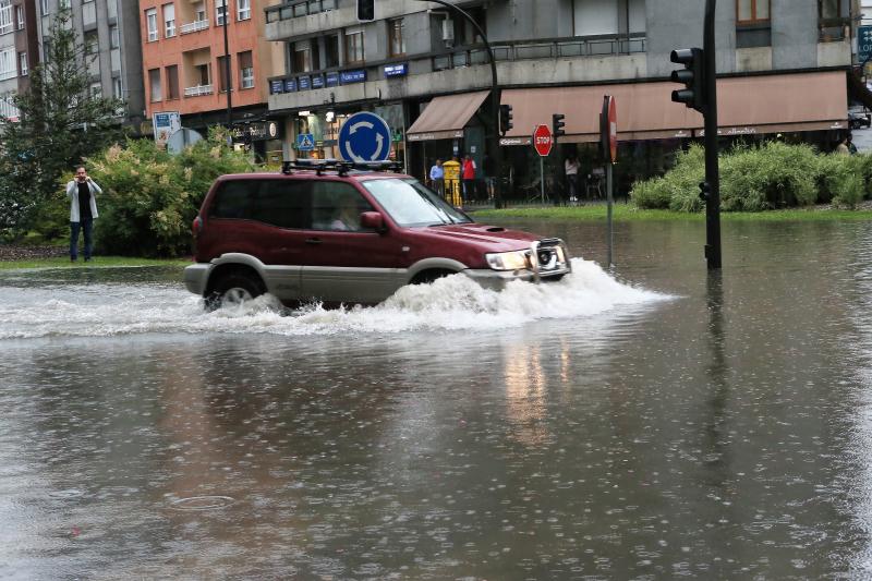 La Pola de Siero es otro de los puntos más afectados por la intensa tromba de agua de este miércoles. El centro de la villa ha quedado completamente anegado, afectando a numerosos comercios y generando complicaciones en el tráfico.