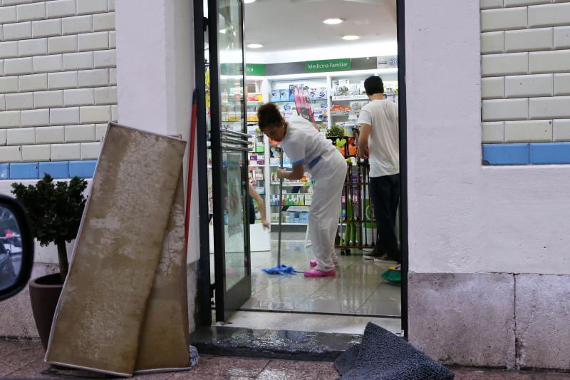 La Pola de Siero es otro de los puntos más afectados por la intensa tromba de agua de este miércoles. El centro de la villa ha quedado completamente anegado, afectando a numerosos comercios y generando complicaciones en el tráfico.