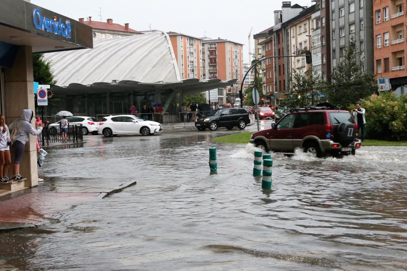 La Pola de Siero es otro de los puntos más afectados por la intensa tromba de agua de este miércoles. El centro de la villa ha quedado completamente anegado, afectando a numerosos comercios y generando complicaciones en el tráfico.