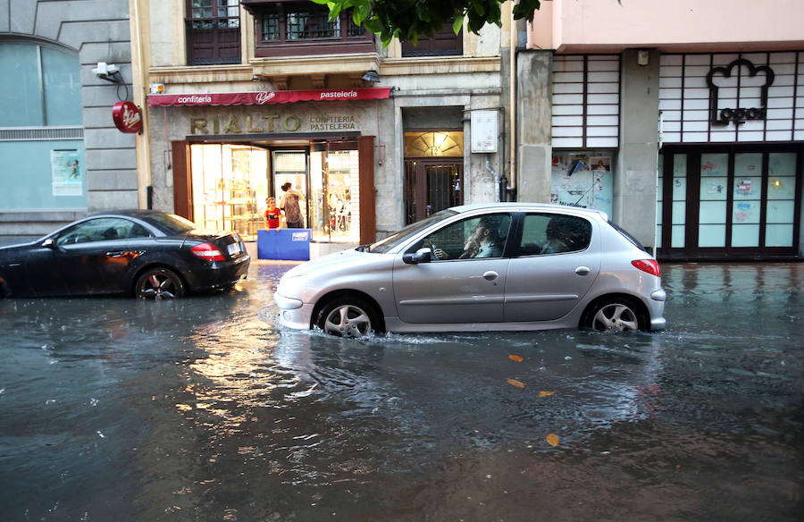 Otra gran tromba de agua ha vuelto a causar inundaciones en Oviedo, que han anegado comercios y han provocado complicaciones circulatorias. Las zonas más afectadas, al igual que en tormentas anteriores, han sido las de Palais, en la rotonda en la que está ubicada una residencia de ancianos, y la zona oeste de la ciudad. 