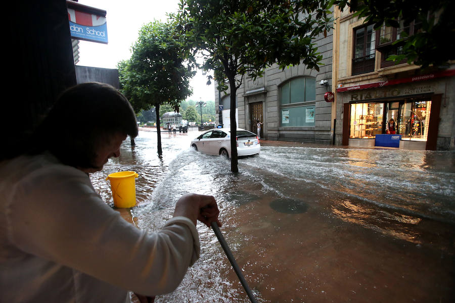 Otra gran tromba de agua ha causado inundaciones en Oviedo, anegando comercios y provocando complicaciones circulatorias. Las zonas más afectadas, al igual que en tormentas anteriores, han sido las de Palais, en la rotonda en la que está ubicada una residencia de ancianos, y la zona oeste de la ciudad. También se cuentan argayos, como el que corta el acceso a la parte alta de Puerto, en Las Caldas.