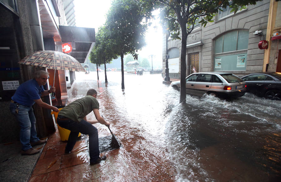 Otra gran tromba de agua ha causado inundaciones en Oviedo, anegando comercios y provocando complicaciones circulatorias. Las zonas más afectadas, al igual que en tormentas anteriores, han sido las de Palais, en la rotonda en la que está ubicada una residencia de ancianos, y la zona oeste de la ciudad. También se cuentan argayos, como el que corta el acceso a la parte alta de Puerto, en Las Caldas.