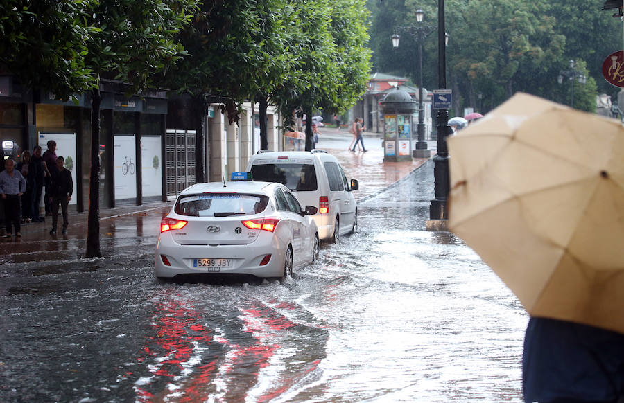 Otra gran tromba de agua ha vuelto a causar inundaciones en Oviedo, que han anegado comercios y han provocado complicaciones circulatorias. Las zonas más afectadas, al igual que en tormentas anteriores, han sido las de Palais, en la rotonda en la que está ubicada una residencia de ancianos, y la zona oeste de la ciudad. 