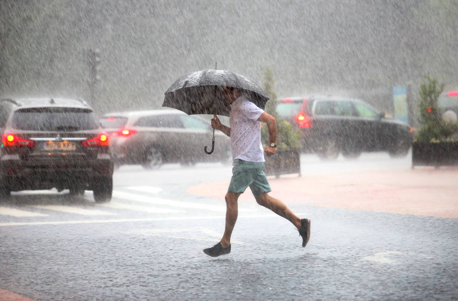Otra gran tromba de agua ha vuelto a causar inundaciones en Oviedo, que han anegado comercios y han provocado complicaciones circulatorias. Las zonas más afectadas, al igual que en tormentas anteriores, han sido las de Palais, en la rotonda en la que está ubicada una residencia de ancianos, y la zona oeste de la ciudad. 