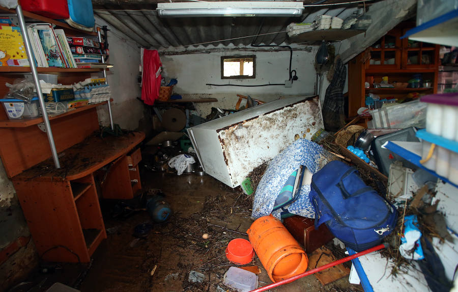Otra gran tromba de agua ha causado inundaciones en Oviedo, anegando comercios y provocando complicaciones circulatorias. Las zonas más afectadas, al igual que en tormentas anteriores, han sido las de Palais, en la rotonda en la que está ubicada una residencia de ancianos, y la zona oeste de la ciudad. También se cuentan crecidas y argayos, como los que afectan a Ponteo o el que corta el acceso a la parte alta de Puerto, en Las Caldas.