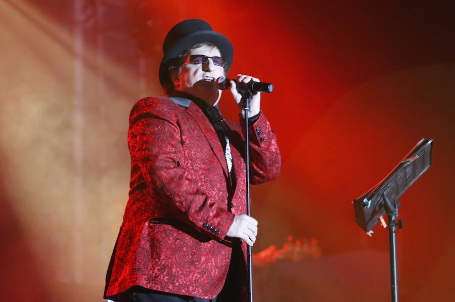 Un eterno Javier Gurruchaga y su banda ofrecieron un concierto en Gijón «para los que están de vacaciones» y también en tono de denuncia.