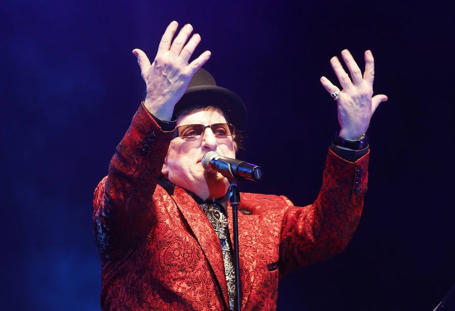 Un eterno Javier Gurruchaga y su banda ofrecieron un concierto en Gijón «para los que están de vacaciones» y también en tono de denuncia.