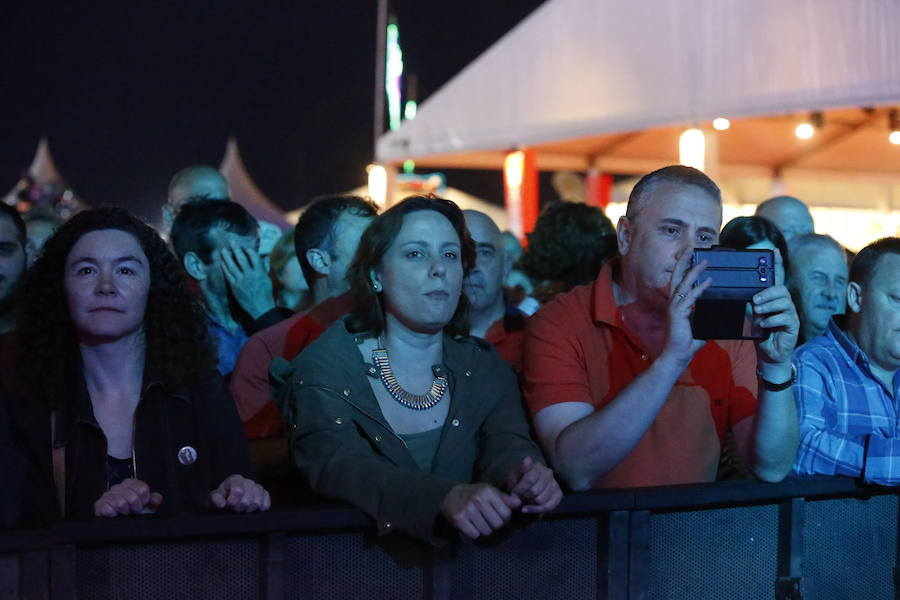 Un eterno Javier Gurruchaga y su banda ofrecieron un concierto en Gijón «para los que están de vacaciones» y también en tono de denuncia.