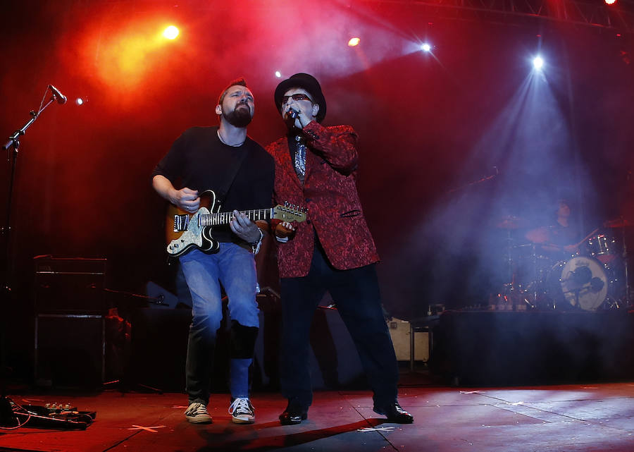 Un eterno Javier Gurruchaga y su banda ofrecieron un concierto en Gijón «para los que están de vacaciones» y también en tono de denuncia.
