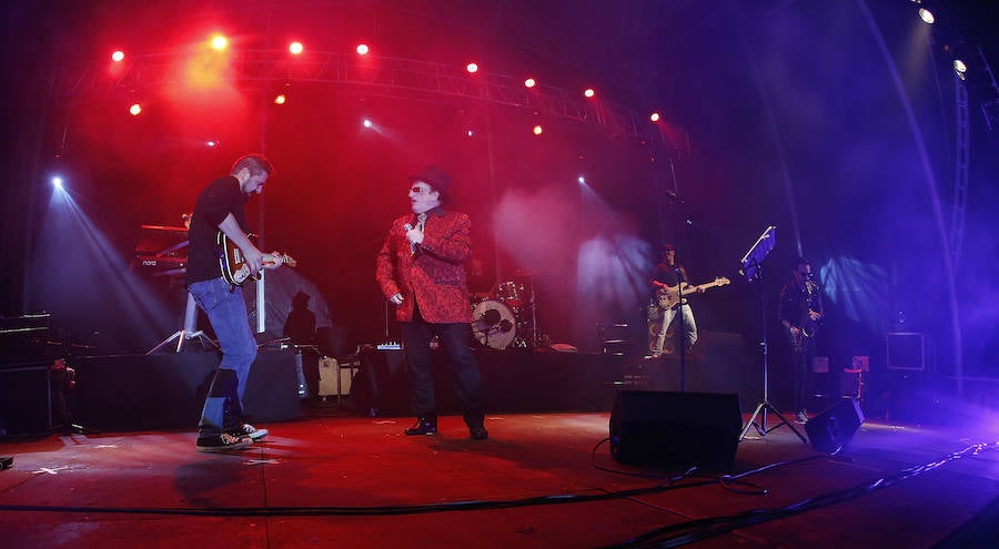 Un eterno Javier Gurruchaga y su banda ofrecieron un concierto en Gijón «para los que están de vacaciones» y también en tono de denuncia.