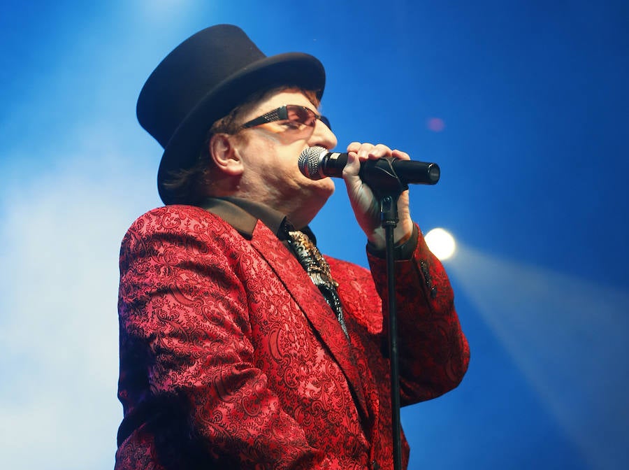 Un eterno Javier Gurruchaga y su banda ofrecieron un concierto en Gijón «para los que están de vacaciones» y también en tono de denuncia.