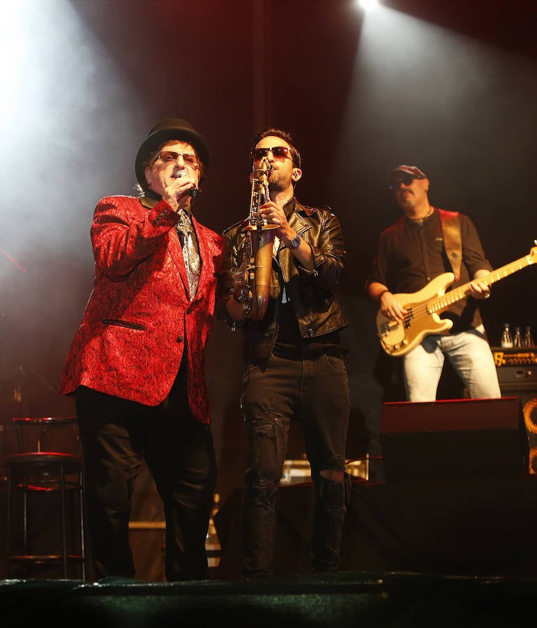 Un eterno Javier Gurruchaga y su banda ofrecieron un concierto en Gijón «para los que están de vacaciones» y también en tono de denuncia.