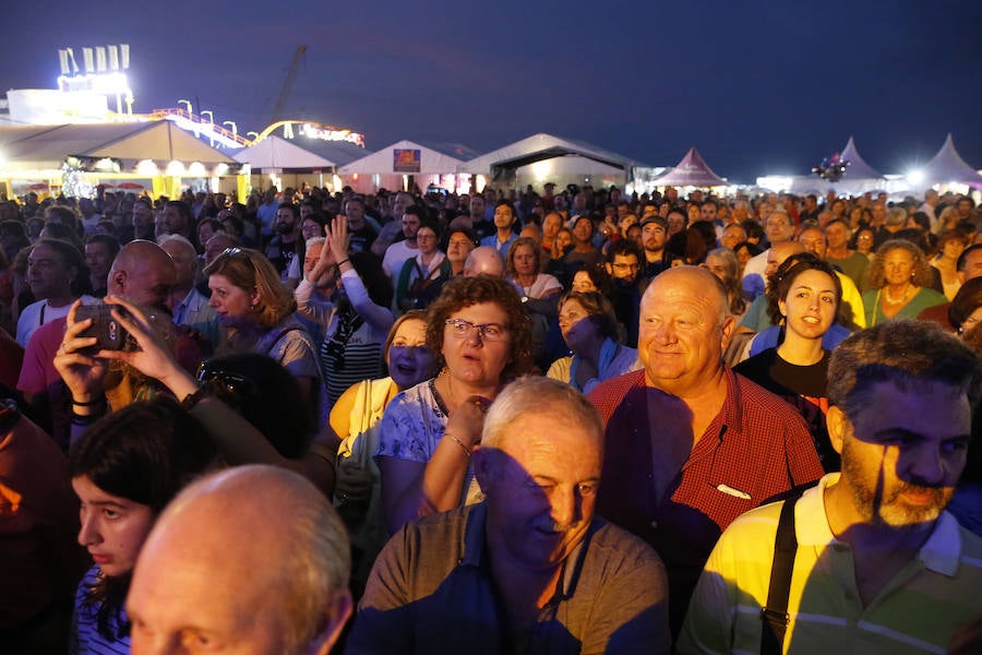 Un eterno Javier Gurruchaga y su banda ofrecieron un concierto en Gijón «para los que están de vacaciones» y también en tono de denuncia.