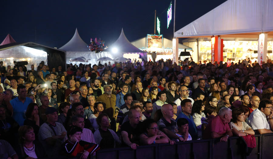 Un eterno Javier Gurruchaga y su banda ofrecieron un concierto en Gijón «para los que están de vacaciones» y también en tono de denuncia.