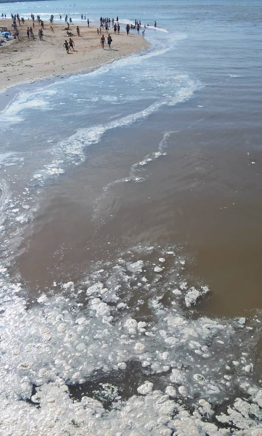 Fotos: El río Piles de Gijón, marrón y con espuma tras las tormentas