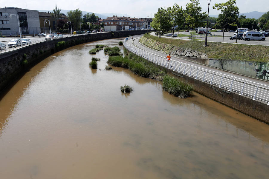 Fotos: El río Piles de Gijón, marrón y con espuma tras las tormentas