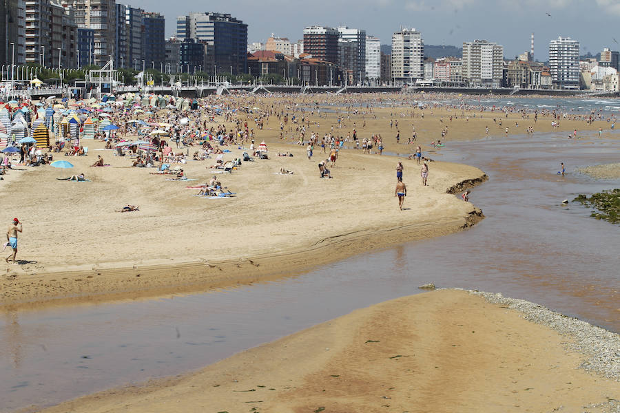 Fotos: El río Piles de Gijón, marrón y con espuma tras las tormentas
