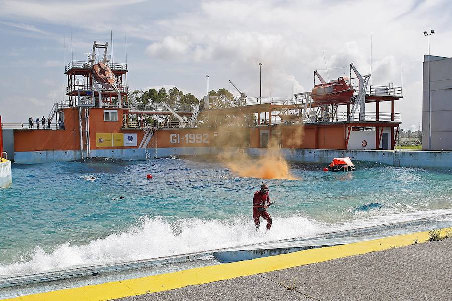 Fotos: Pruebas de acceso para la tripulación de helicóptero de Salvamento Marítimo