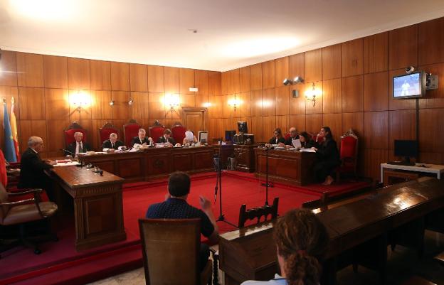 La sala del Tribunal Superior de Justicia de Asturias que ayer vio el recurso de apelación de Julio Pardo, con este siguiendo el desarrollo por videoconferencia desde la cárcel. 