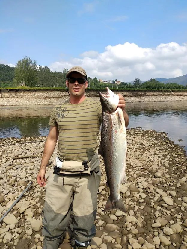 Marino Vigil, con un salmón de 4,730 kilos, en el pozo La Cerezalina del Nalón. 