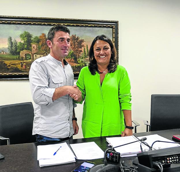 Charo Fernández y Juan Manuel Blanco tras firmar el acuerdo. 