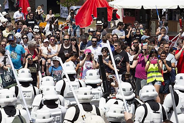 El público disfruta de un desfile en el festival. 