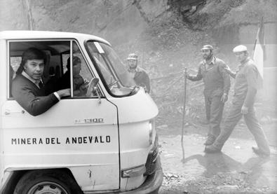 Imagen secundaria 1 - Arriba. Con Miterrand y Willy Brandt. Abajo. Visita a una mina de Cala (Huelva); González abraza a Fidel Castro. 