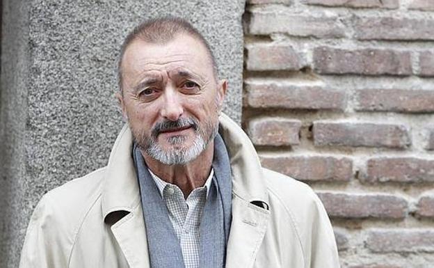 Arturo Pérez-Reverte amenaza con dejar la RAE si se revisa la Constitución para añadir lenguaje inclusivo