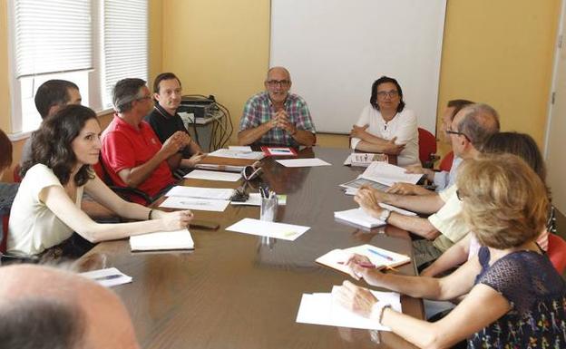 El gerente del Área Sanitaria V, Miguel Rodríguez, y la directora de Asistencia Sanitaria, Begoña Martínez Argüelles, presidieron la reunión con los coordinadores de los centros de salud de Atención Primaria. 
