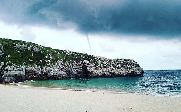 Un tornado marino sacude la costa de Llanes