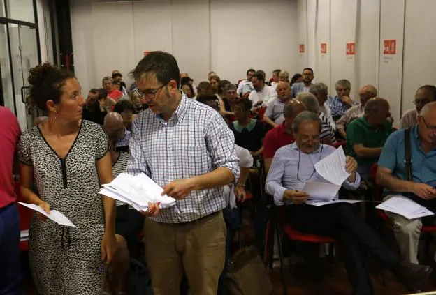 Iván Piñuela, secretario general de la AMSO, antes de tomar la palabra en la asamblea. 