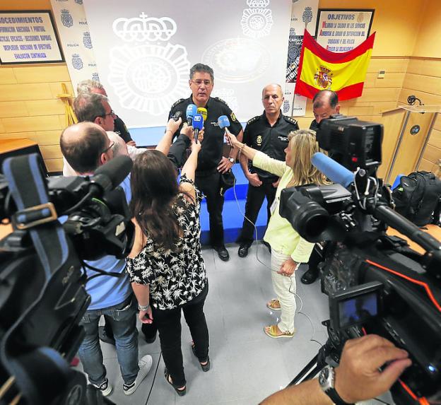 Jesús Herranz, con otros agentes, en en Buenavista. 