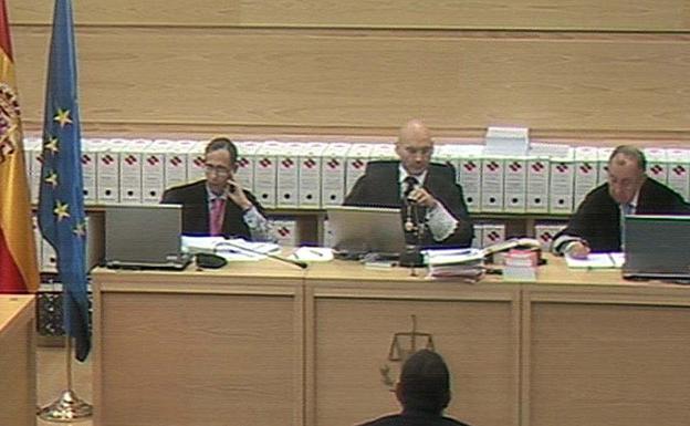 El comisario Enrique García Castaño (de espaldas), en la Audiencia Nacional en 2007.