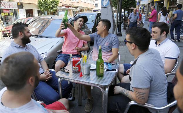 Germán agarra una de las botellas de sidra y hace el gesto de escanciar, el mismo que realizaba repetidamente cada noche en la sidrería donde trabajaba.