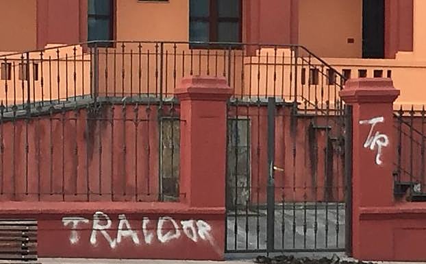 Las sedes del PSOE y del SOMA en el Nalón aparecen con pintadas contra la política energética del Gobierno