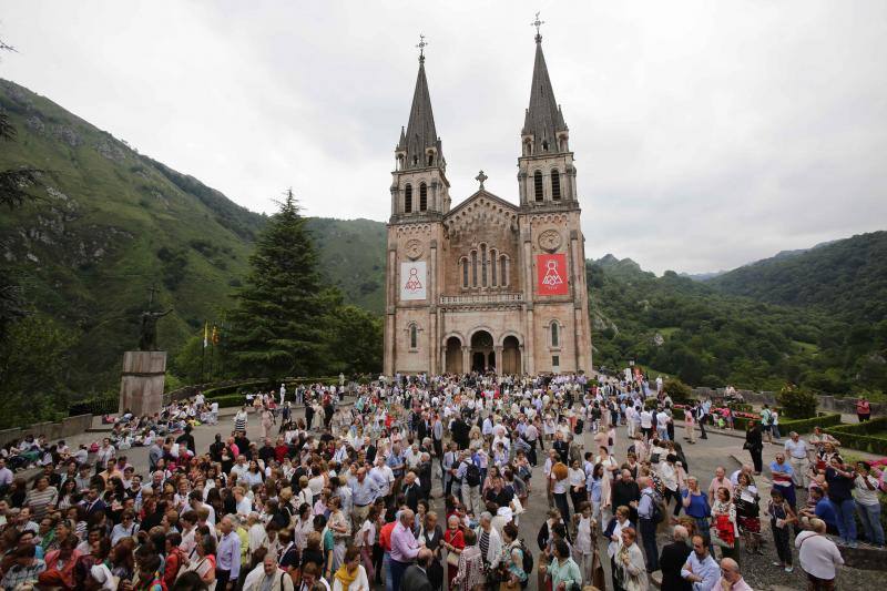 El prelado Fernado Ocáriz oficia una misa ante más de 700 personas en el Real Sitio para conmemorar el centenario