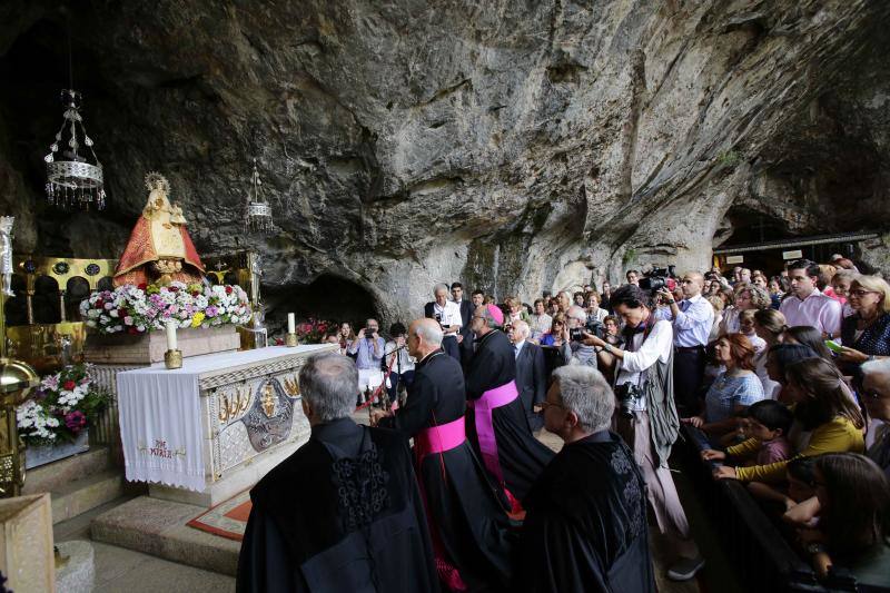 El prelado Fernado Ocáriz oficia una misa ante más de 700 personas en el Real Sitio para conmemorar el centenario