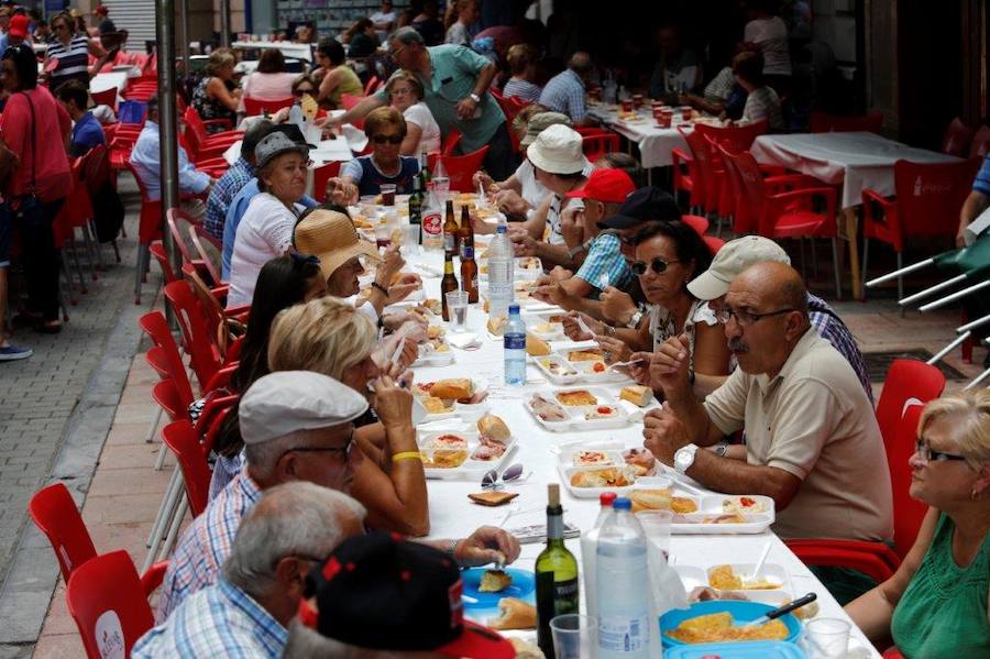 Más de 2.000 vecinos celebran Santa Ana con la segunda edición de la comida en la calle.