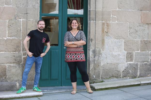 Fernando Alcalá y Georgia Costa en el centro de Avilés. 