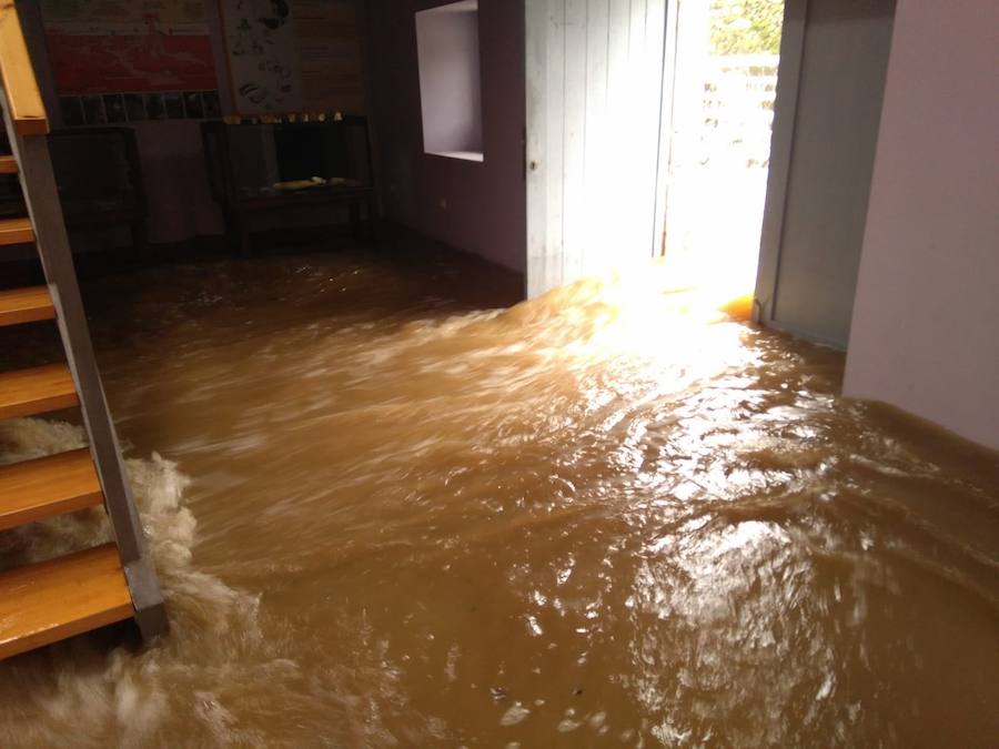 El desprendimiento del Oriente se produjo esta tarde en las inmediaciones de la gasolinera de Arenas y corta la AS-114 que une el concejo con Panes. En Grado, permanece cortada la AS-311