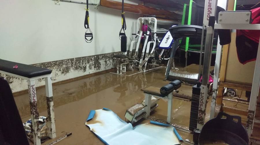 El desprendimiento del Oriente se produjo esta tarde en las inmediaciones de la gasolinera de Arenas y corta la AS-114 que une el concejo con Panes. En Grado, permanece cortada la AS-311