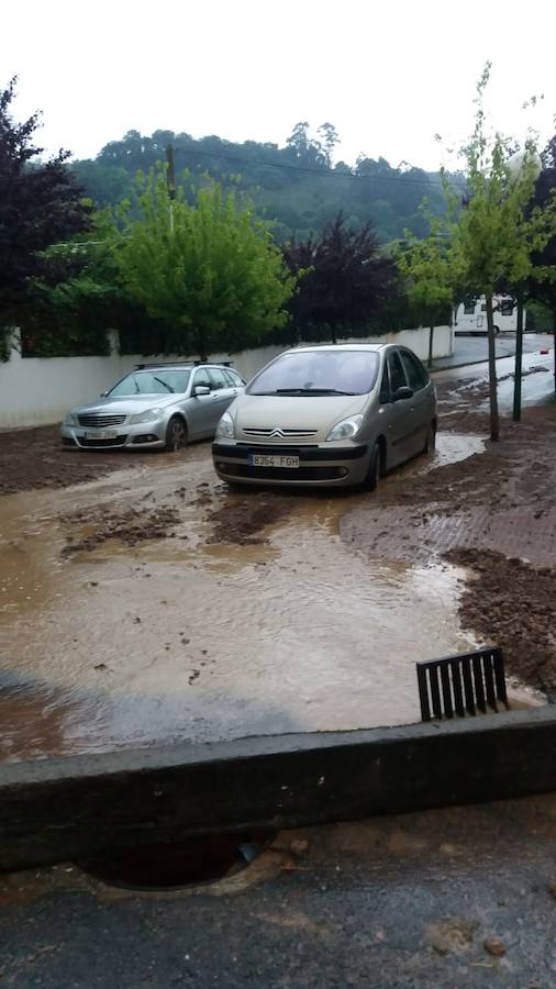El desprendimiento del Oriente se produjo esta tarde en las inmediaciones de la gasolinera de Arenas y corta la AS-114 que une el concejo con Panes. En Grado, permanece cortada la AS-311