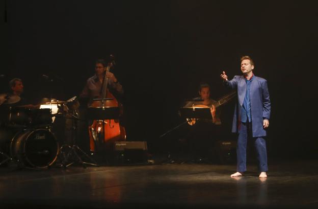 Los integrantes de Soqquadro Italiano, con el cantante y bailarín Vincenzo Capezzuto al frente, sobre las tablas del Jovellanos. 