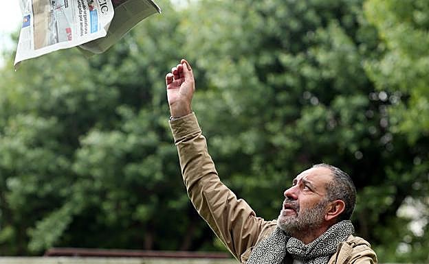 Chus Pedro perdiendo los papeles.