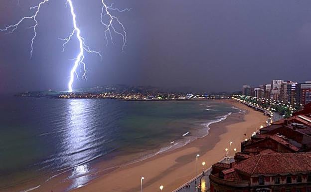 La increíble imagen que deja la tormenta en Gijón