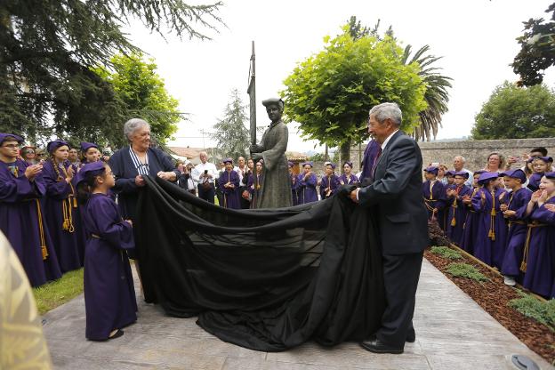 Ángel Hevia y Eloína Vega descubren la estatua 'Creciendo'. 