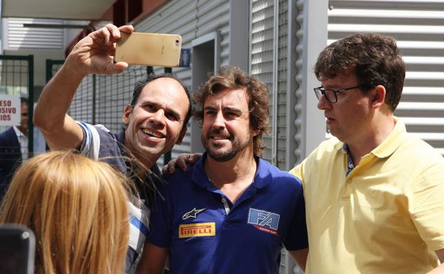 Fernando Alonso se fotografía con unos seguidores en el circuito de Llanera que lleva su nombre.