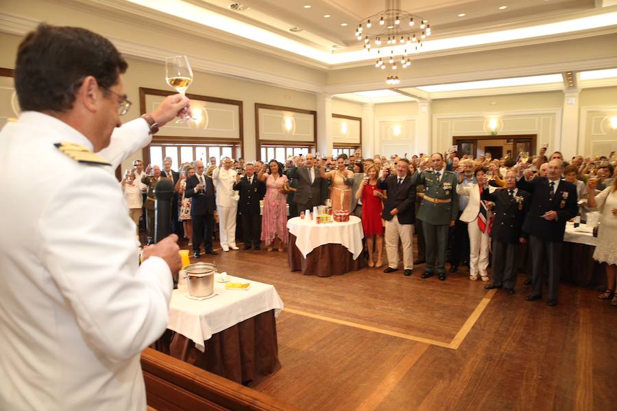 Los actos consisitieron en una ofrenda floral con motivo de la celebración de El Carmen y un brindis con autoridades en la Club Astur de Regatas