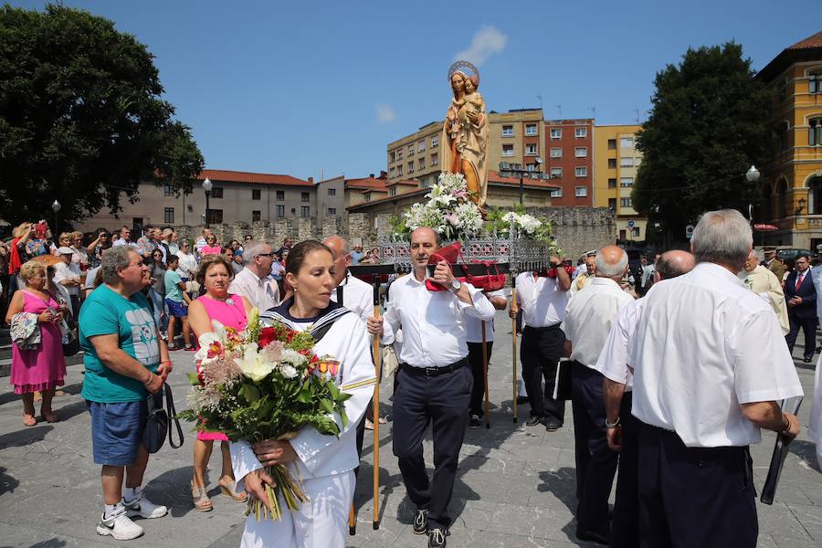 Los actos consisitieron en una ofrenda floral con motivo de la celebración de El Carmen y un brindis con autoridades en la Club Astur de Regatas