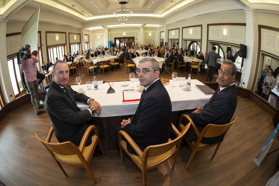 El consejero de Infraestructuras, Ordenación del Territorio y Medio Ambiente, Fernando Lastra, ha presentado el plan del área central de Asturias en el Fórum EL COMERCIO, que organiza este periódico en colaboración con SabadellHerrero. 